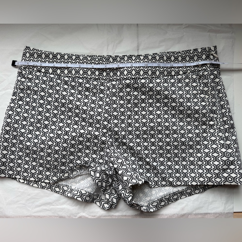 Bold & Fun Express Geometric Black and White Shorts size 4 EUC - Picture 1 of 6